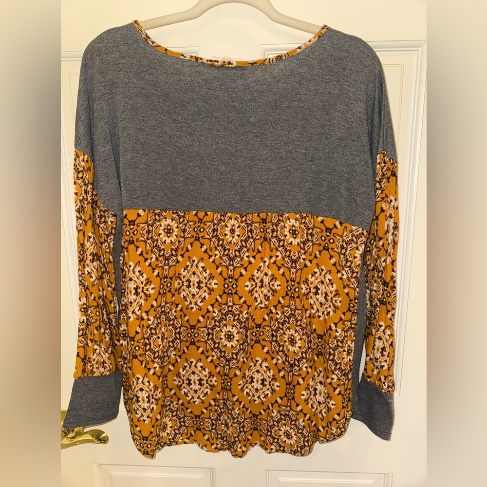 Hummingbird Gray Top with Yellow Patterned Sleeves